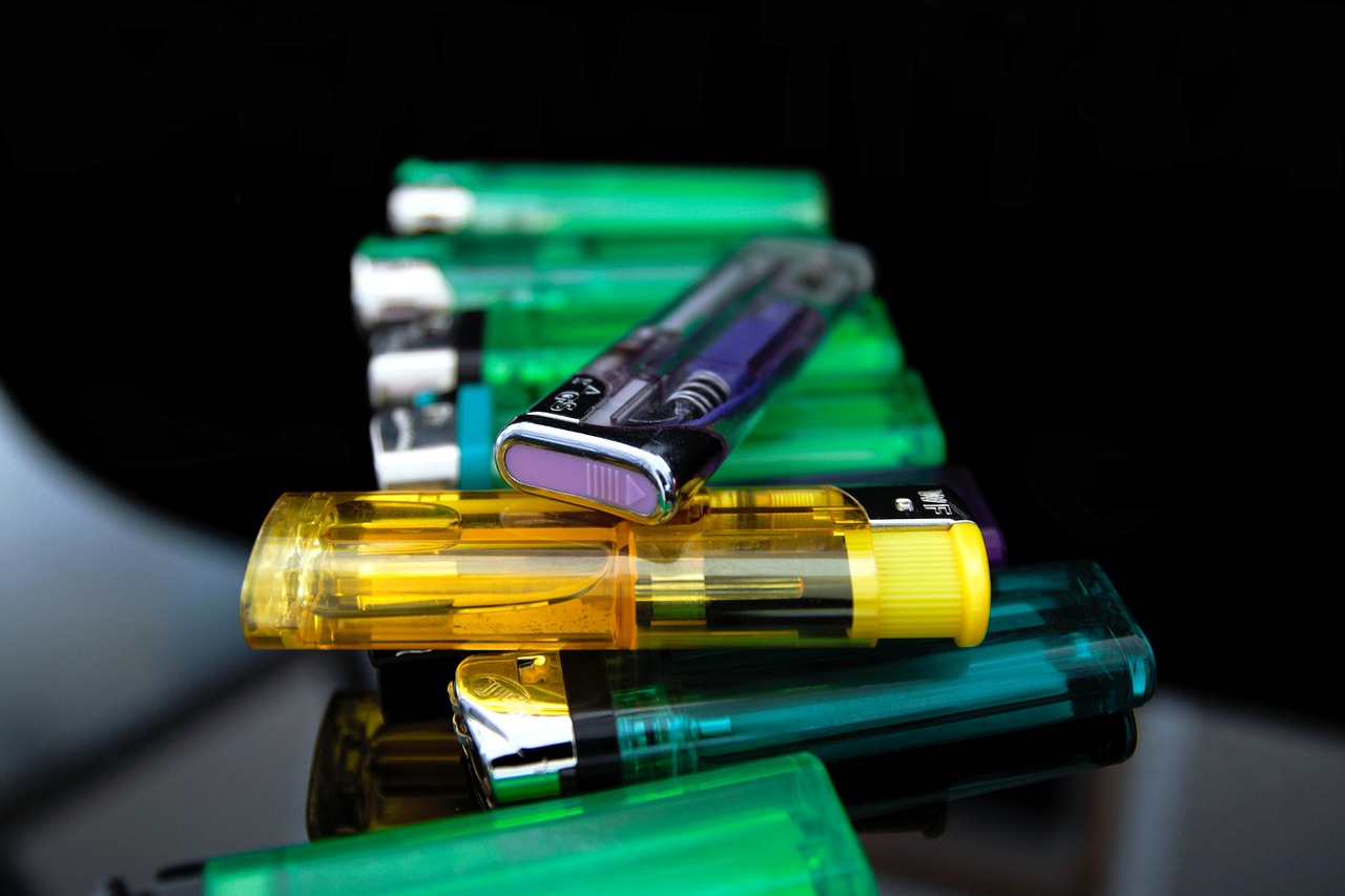 La storia dell’accendino, un accessorio senza tempo