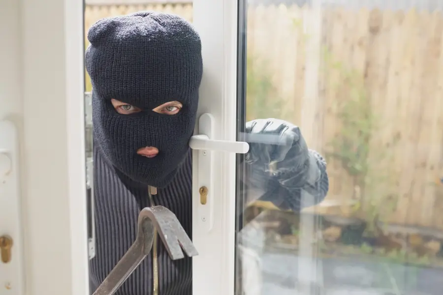 Come proteggere porte e finestre dai ladri
